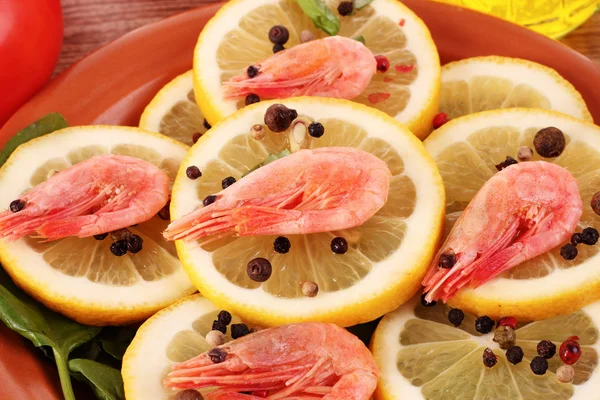A citrom, paradicsom, a paprika és a fából készült asztal olaj garnélarák — Stock Fotó