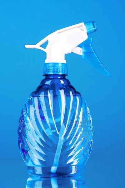 Mavi zemin üzerine mavi püskürtülen ilaç şişe — Stok fotoğraf