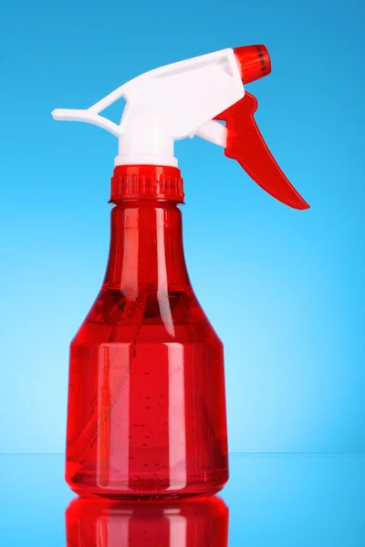 Frasco de spray vermelho isolado em branco — Fotografia de Stock