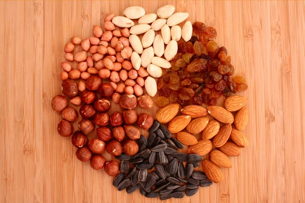 Ořechy, rozinky a slunečnicová semena — Stock fotografie