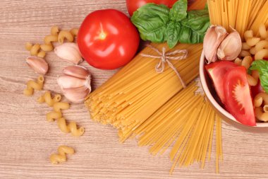 sarımsak, soğan, baharat ve fesleğen sarı arka spagetti