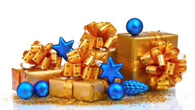Altın ambalaj ve Noel topları izole o güzel hediyeler