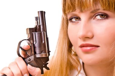 Silahlı genç bir kadın beyaz üzerine izole edilmiş.