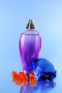 Mavi arka planda parfüm şişesi