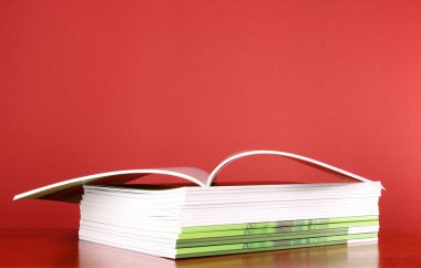 mavi arka plan üzerinde renkli dergi yığını