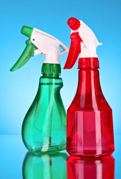 Due bottiglie spray su sfondo blu — Foto Stock