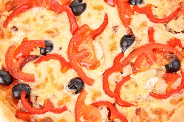 Pizza met olijven en tomaten close-up — Stockfoto
