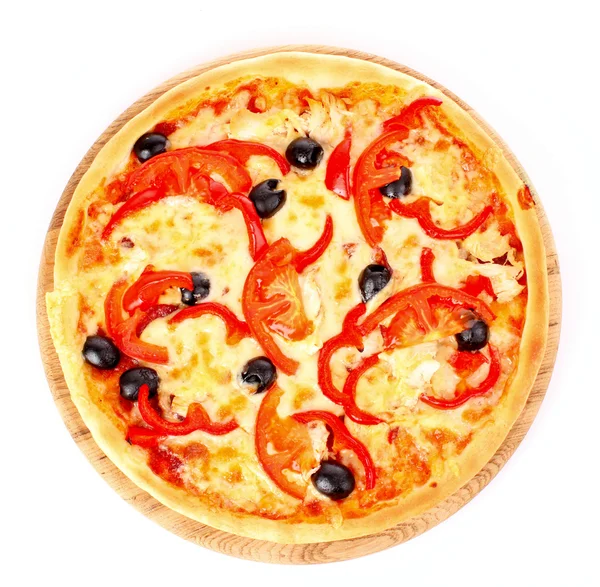 Pizza mit Oliven isoliert auf weiß — Stockfoto