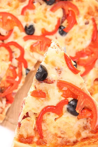 Olajbogyó és a paradicsom Vértes pizza — Stock Fotó