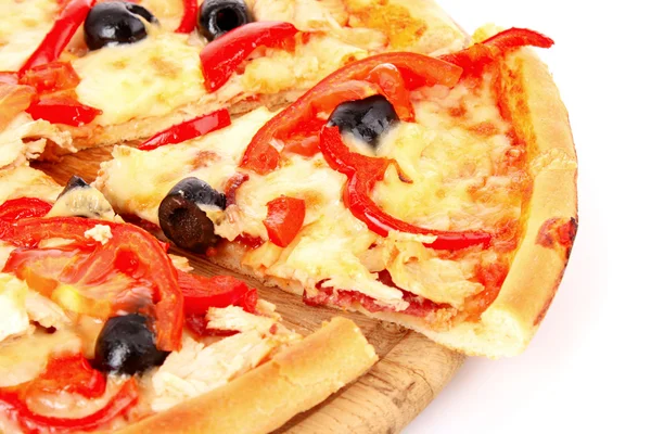Pizza z oliwkami i pomidorami zbliżenie — Zdjęcie stockowe