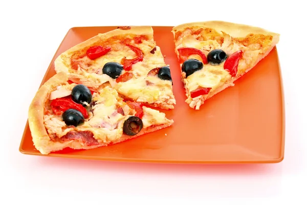 Pizza z oliwkami i pomidorami na czerwonym talerzu — Zdjęcie stockowe