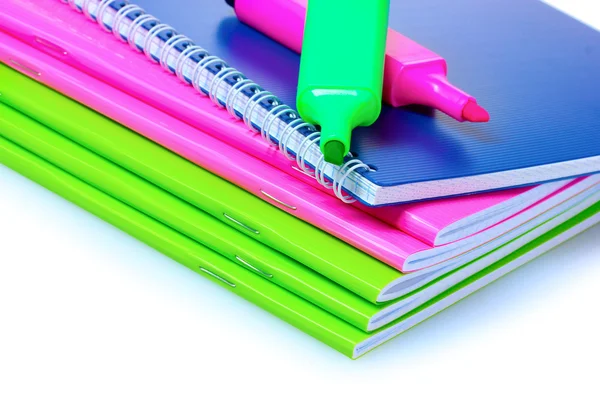 Cuadernos y marcadores brillantes —  Fotos de Stock