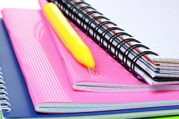 Jasne notebooki i markerów — Zdjęcie stockowe