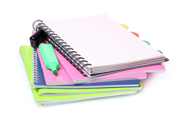 Lichte notebooks en markeringen — Stockfoto