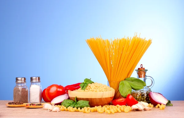 Spaghetti z czosnek, cebula, przyprawy i bazylia na żółty tył — Zdjęcie stockowe
