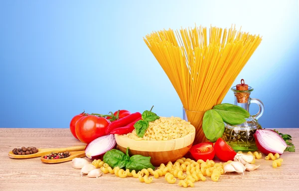 Espaguetis con ajo, cebolla, especias y albahaca en un dorso amarillo —  Fotos de Stock