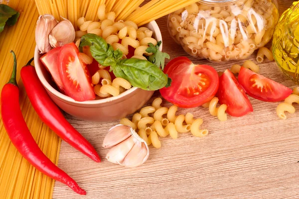 Špagety s česnekem, cibulí, koření a bazalka na zádech, žlutá — Stock fotografie
