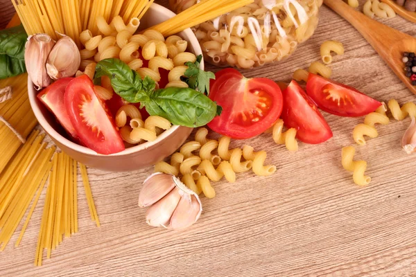 Sarımsak, soğan, baharat ve fesleğen üzerinde ahşap backgr spagetti — Stok fotoğraf