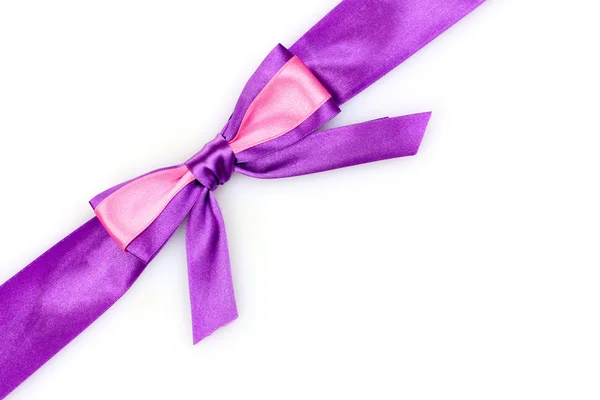 紫色丝带和孤立在白色背景上的蝴蝶结 — 图库照片