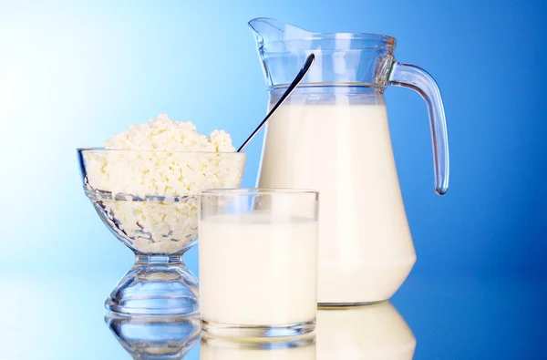 Keso i skål med mjölk på blå bakgrund — Stockfoto