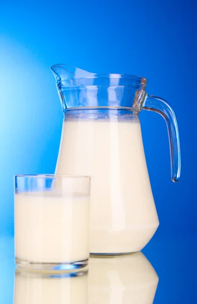 Στάμνα και γυαλί με γάλα σε μπλε φόντο — Φωτογραφία Αρχείου