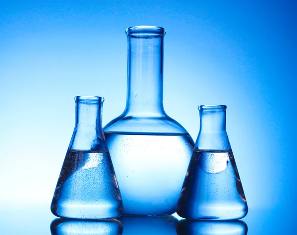 Kémcsövek kék színben. laboratóriumi üvegeszközök — Stock Fotó