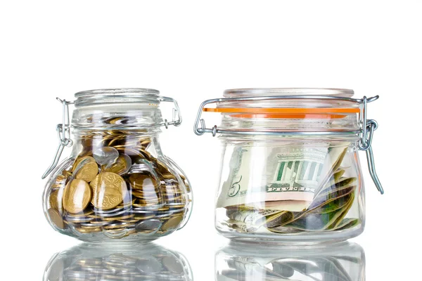 Glas bank för tips med pengar isolerade på vitt. Ukrainska mynt — Stockfoto