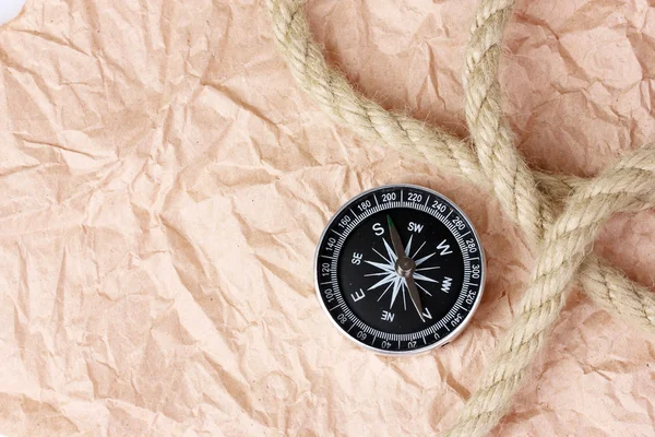 Kompass och rep på papper bakgrund — Stockfoto