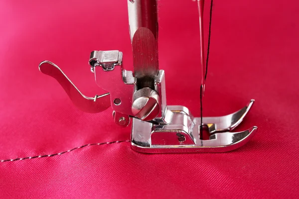 Швейная машина и ткань — стоковое фото