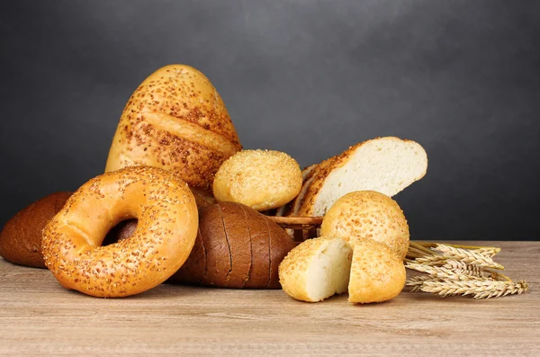 Centeio e pão branco e pães — Fotografia de Stock