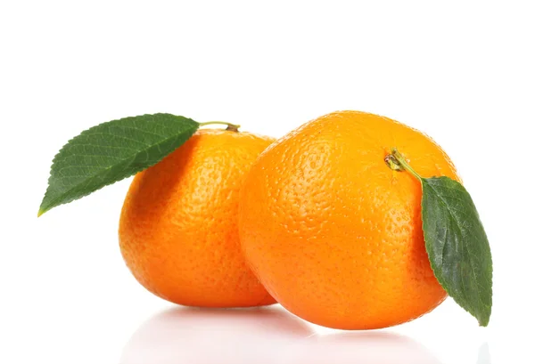 Świeże, soczyste pomarańcze na białym tle — Zdjęcie stockowe