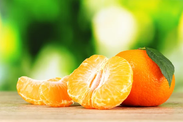 Šťavnatá zralá mandarinky s hřebíčkem — Stock fotografie
