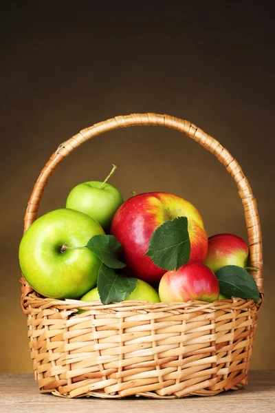 Basket of organic apples — Stock Photo, Image