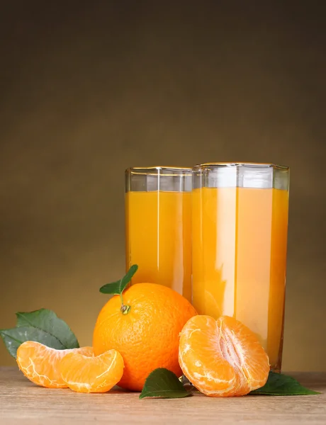 Orangensaft im Glas und Orange — Stockfoto
