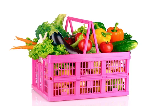 En uppsättning av grönsaker i plast korg isolerad på vit — Stockfoto