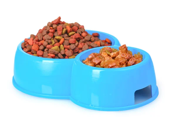 Torrt kattfoder i skålar — Stockfoto
