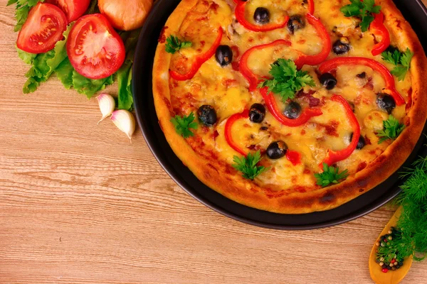 Pizza och grönsaker — Stockfoto