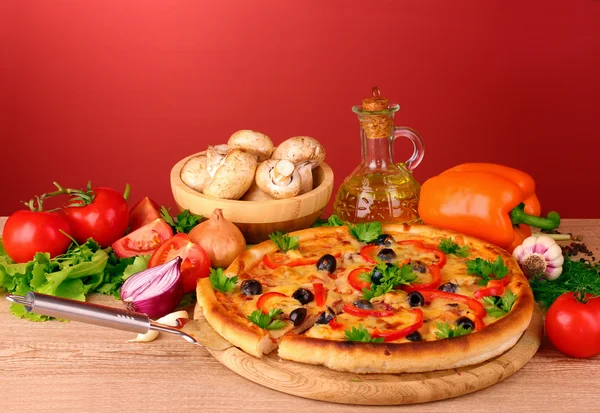 Pizza and vegetables — Stock Photo, Image
