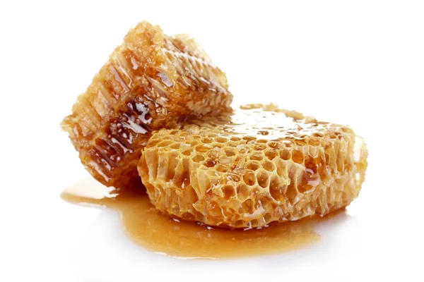 Peines con miel aislados en blanco —  Fotos de Stock