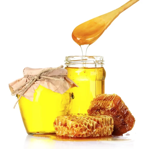 Bellissimi pettini, cucchiaio e miele in vaso isolato su bianco — Foto Stock