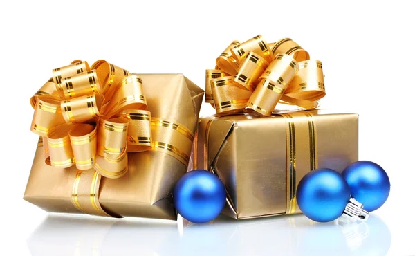 Hermosos regalos en envases de oro y bolas de Navidad aislados o —  Fotos de Stock