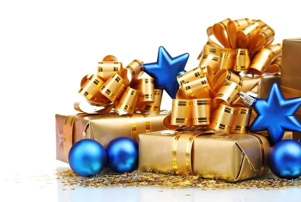 Gyönyörű ajándékokat az arany csomagolás és karácsonyi golyókat elszigetelt o — Stock Fotó