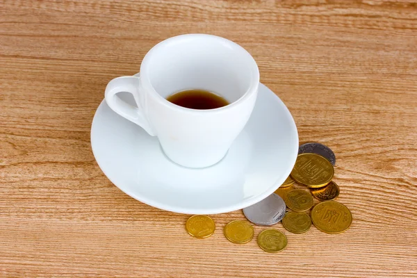 Puste filiżanki kawy z końcówką monet na drewniane tła. Ukraini — Zdjęcie stockowe
