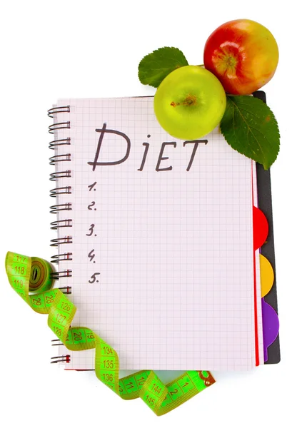 Planificación de una dieta. Cuaderno, lápiz y manzanas frescas — Foto de Stock