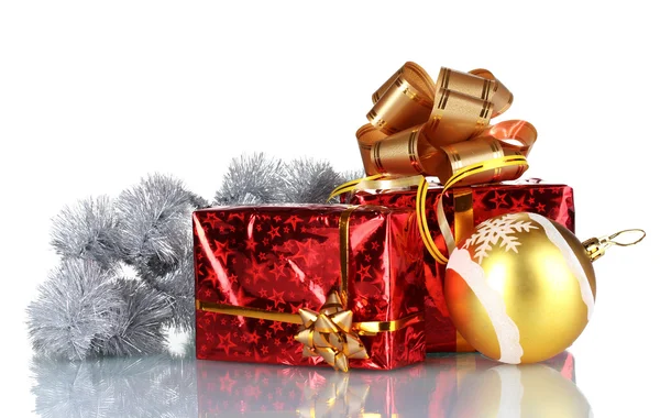 Bellissimi regali con fiocchi d'oro e palla di Natale — Foto Stock