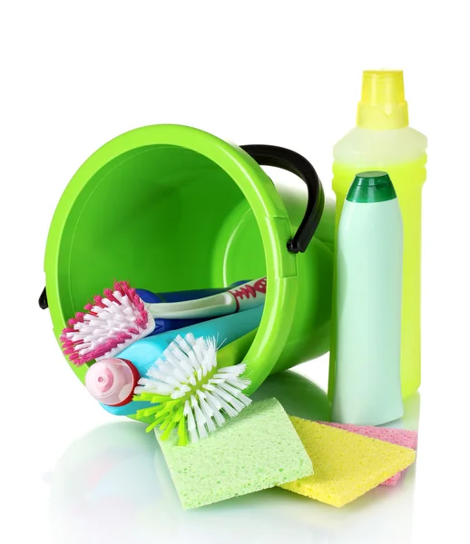 Frascos, cepillos y esponjas de detergente en cubo — Foto de Stock