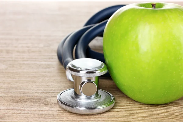 Estetoscópio médico e maçã — Fotografia de Stock