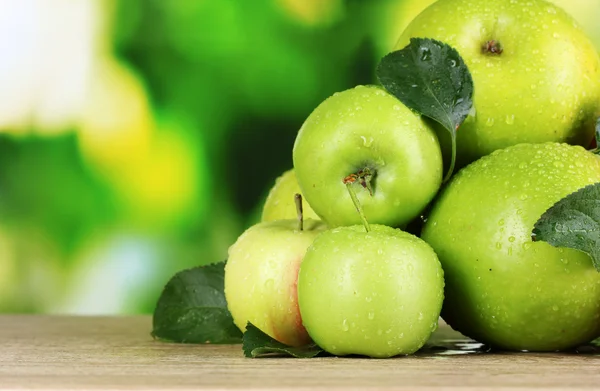 Banyak apel organik segar di meja kayu — Stok Foto