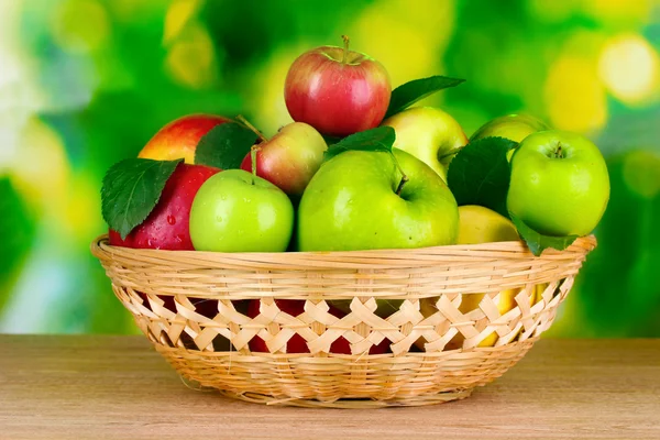 Wiele świeżych jabłek ekologicznych na drewnianym stole — Zdjęcie stockowe