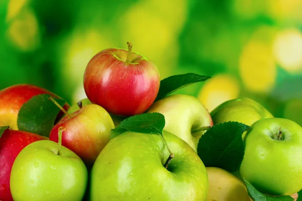 Muchas manzanas orgánicas frescas en la mesa de madera — Foto de Stock